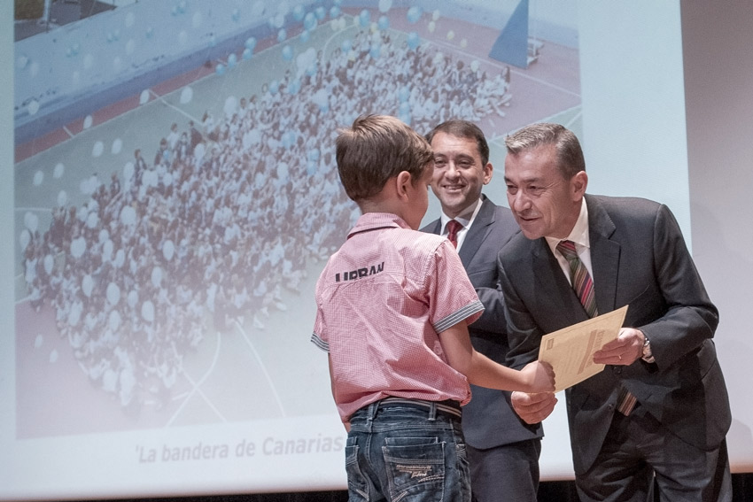 El Presidente del Gobierno de Canarias Fernando Clavijo y el alcalde de Santa Cruz de Tenerife, José Bermudez, hacen entrega del premio a la mejor narración del concurso ¿qué es Canarias para ti?