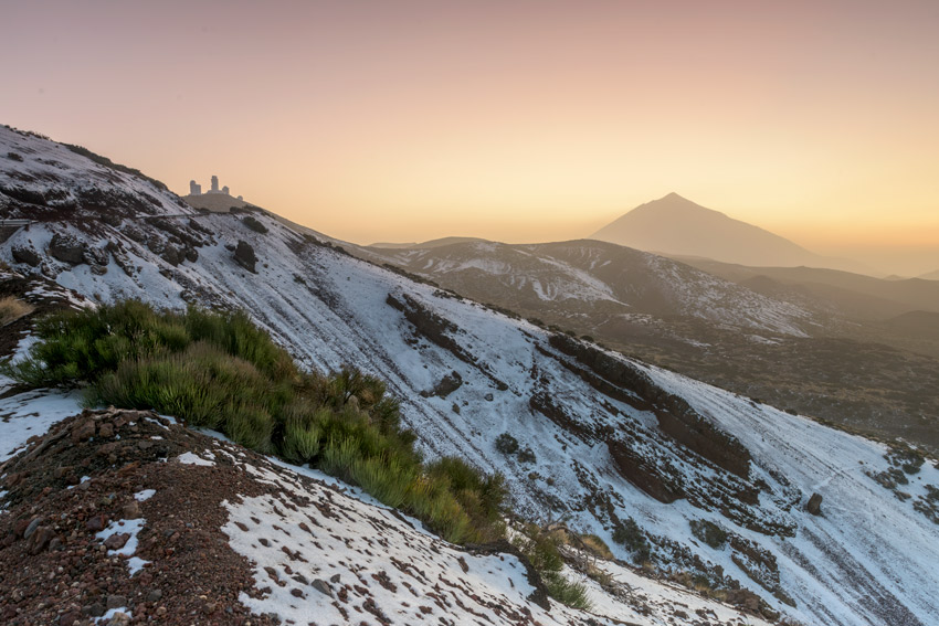 Amanece nevado el Parque Nacional de El Teide, al tiempo que recibe un episodios de calima procedente de El Sahara. 
Tenerife, Islas Canarias, España
Año 2015